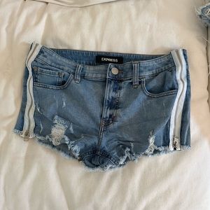 Express Jean shorts white detail zipper down the side. Low rise